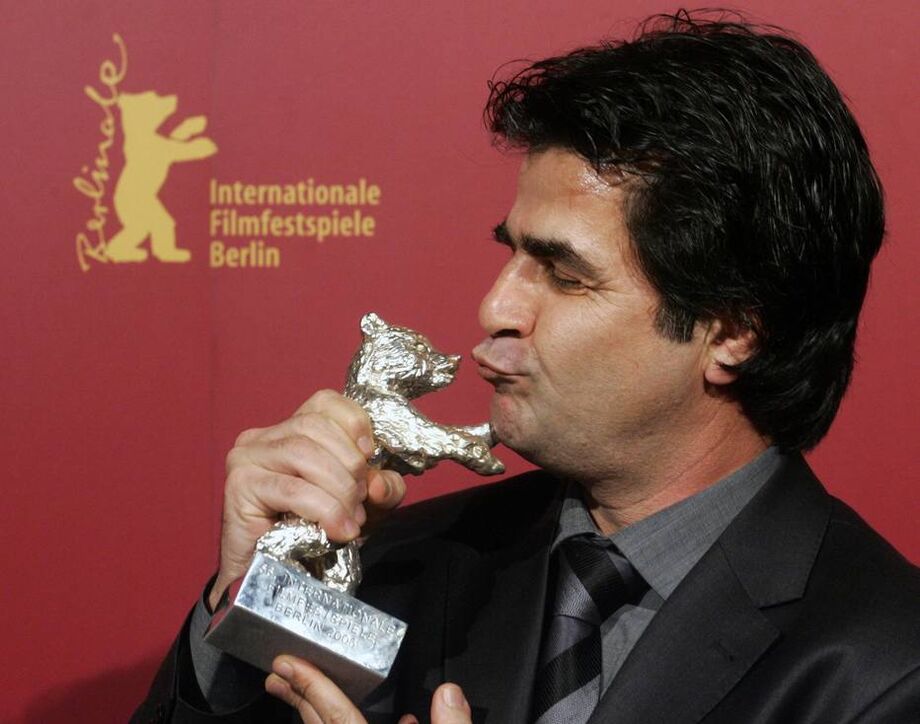 O diretor iraniano Jafar Panahi posa com seu Urso de Prata, ganhado no Festival de Berlim, em 2006.