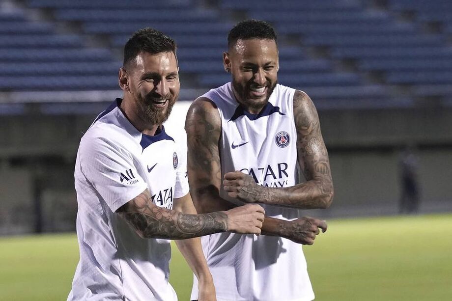 Paris Saint-Germain treinou com Messi de meia, Mbappé e Neymar de atacantes em um esquema com três zagueiros