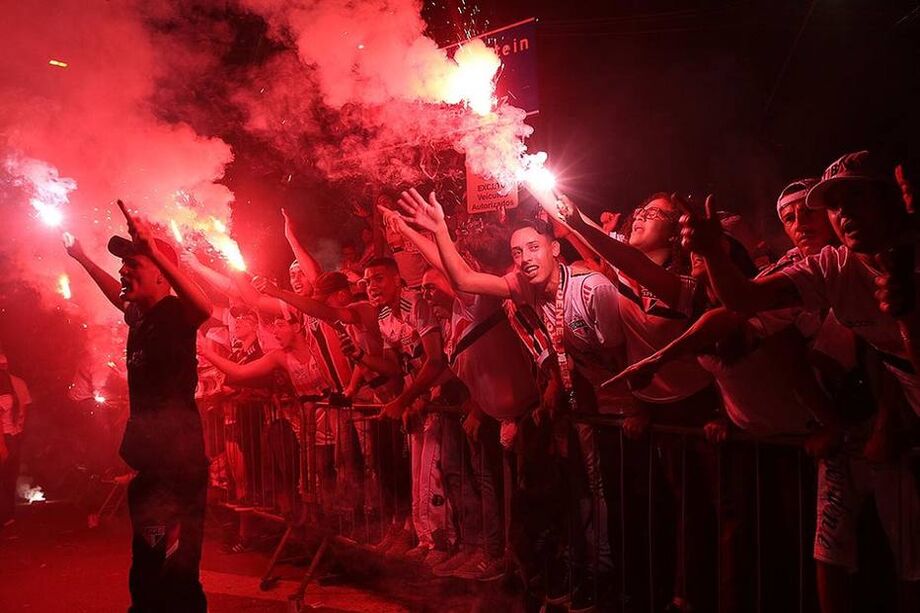 Torcida do São Paulo recepciona o time com corredor de sinalizadores em bonita festa antes de clássico diante do Palmeiras pela Copa do Brasil