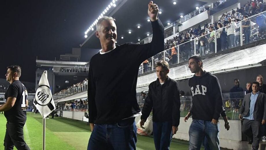 Lisca esteve presente na Vila Belmiro nesta quarta-feira e acompanhou a vitória do Santos diante do Botafogo