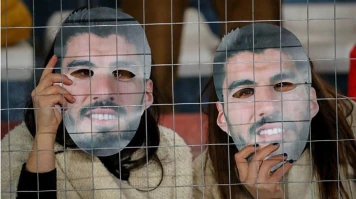 Torcedores do Nacional lotaram o Estádio Gran Parque Central com máscaras do Luis Suárez