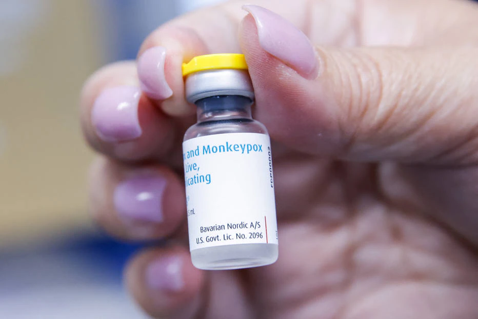 Uma enfermeira do Centro de Saúde Northwell, em Fire Island-Cherry Grove, Nova York, segura um frasco da vacina da monkeypox