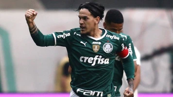Palmeiras sofre susto no fim, mas derrota Inter e segue líder do Brasileirão