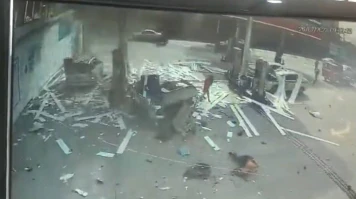 Carro explode em posto de combustível