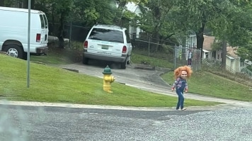 Vestida de Chucky, criança de 5 anos aterroriza moradores nos EUA