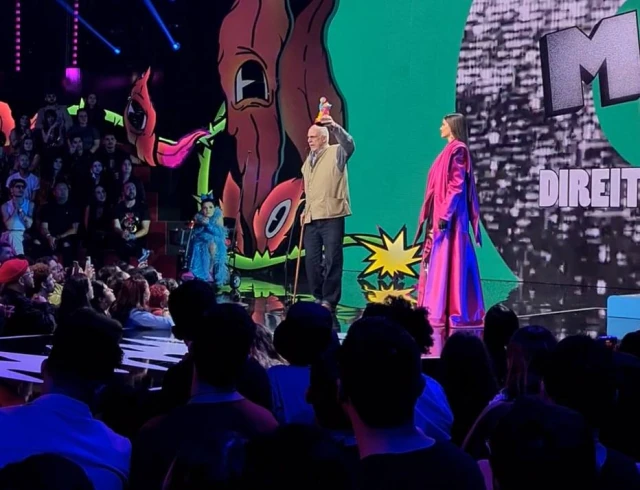 Padre Júlio Lancellotti discursa no palco do MTV Miaw 2022