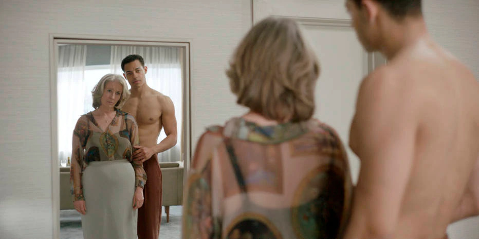 Emma Thompson e Daryl McCormack em cena do filme 'Boa Sorte, Leo Grande'