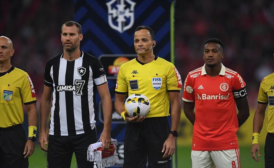 CBF afastou sete árbitros entre junho e julho por erros graves no Brasileirão e na Copa do Brasil