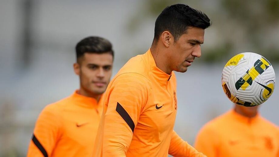 O zagueiro Balbuena trabalha ao lado de outro reforço, o volante Fausto Vera, e ambos estão à disposição de Vítor Pereira para a Libertadores da América