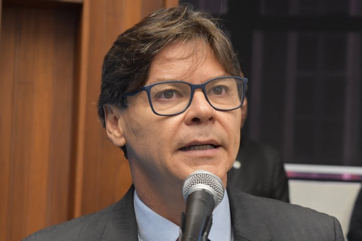 Deputado Paulo Duarte solicita atenção especializada a pessoas com doenças raras