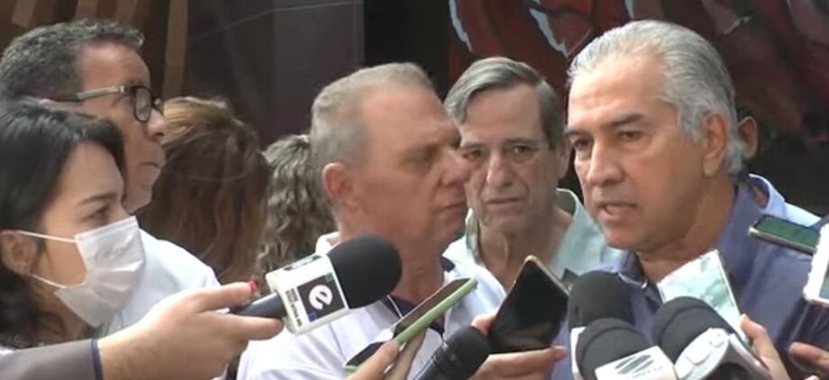 O governador Reinaldo Azambuja falando com a imprensa ontem (27)