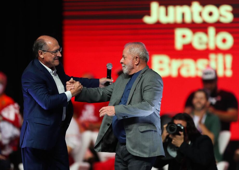 A aliança entre Lula e Alckmin, antigos rivais políticos, ainda causa estranhamento e gerou críticas desde ontem, 20, após o ex-presidente citar Paulo Freire para explicar escolha de ex-tucano como vice