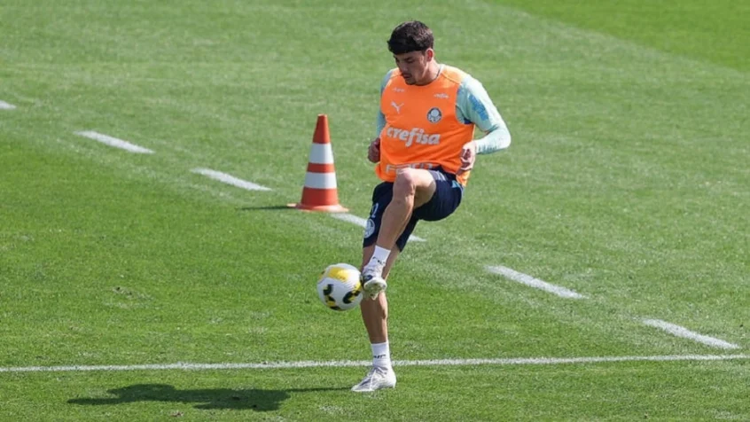 Piquerez está de volta aos treinos sem restrições com o elenco do Palmeiras