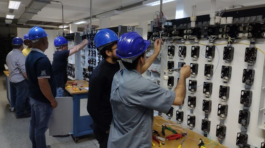 Os cursos ofertados são técnico em química, técnico em administração, técnico em eletrotécnica e etc