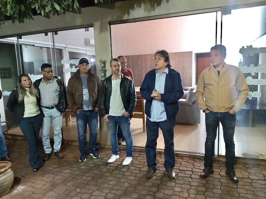 Caravina ao lado de apoiadores em Maracaju
