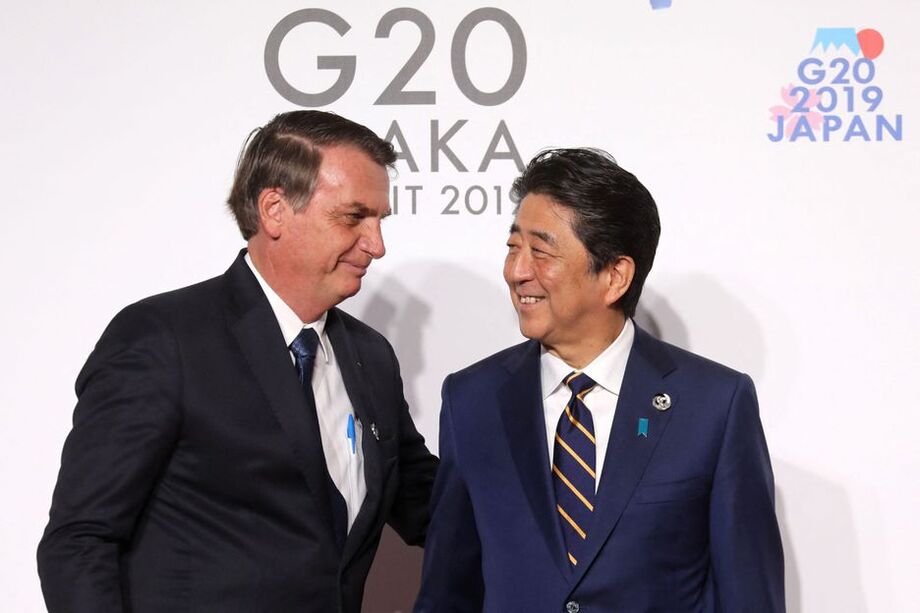 Bolsonaro ao lado do ex-primeiro-ministro do Japão, Shinzo Abe