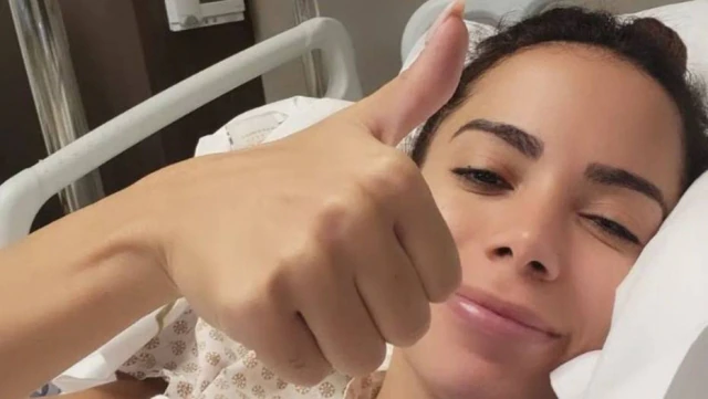 Anitta internada para cirurgia de endometriose em hospital de SP