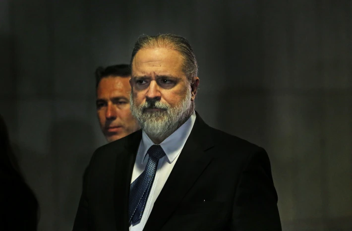 O PGR diz que parlamentares 'fazem representações sobre o mesmo fato para provocar matérias de jornal', sustentando que o sistema de justiça 'vem sendo utilizado indevidamente por alguns para tirar proveito'