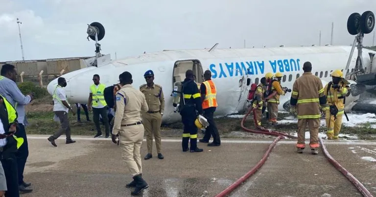 Em imagens postadas nas redes sociais é possível ver o avião com os trens de pouso voltados para cima