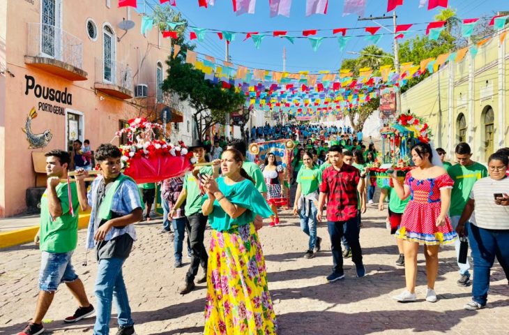 Em Corumbá (MS) a festa junina tem cortejo de andores e batismo do santo nas águas do rio Paraguai. Essa é mais uma representação da diversidade cultural dos festejos de São João do Brasil