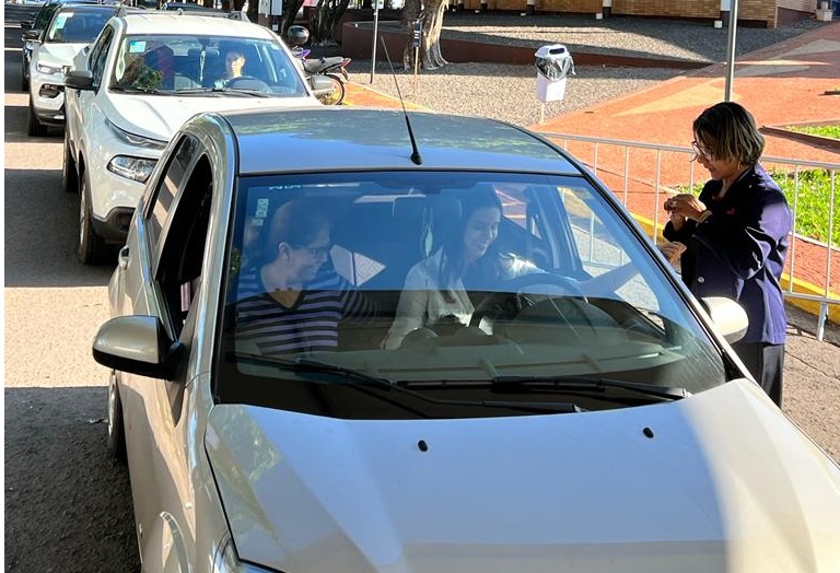 A aplicação será no sistema drive-thru, a partir de 8h até às 18h, para advogados e advogadas, de todas as idades, como também seus familiares pais, filhos a partir dos dois anos e cônjuges, e estagiários (as)
