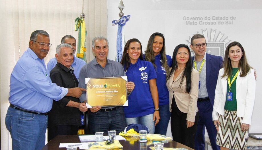 O governador Reinaldo Azambuja recebeu nesta sexta-feira (22) atletas e representantes da Federação de Volêi de Praia e do patrocinador Banco do Brasil