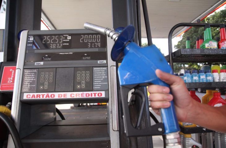 O decreto foi publicado na quarta-feira passada (06) e prevê que a gasolina, que tem alíquota de ICMS de 30% será reduzida para 17%; o etanol que era de 20% passará para 17%