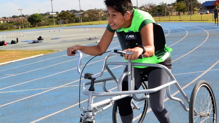 Os dois atletas que fazem parte do Projeto de Atletismo da Prefeitura de Campo Grande, Rosenei Herrera e Daniel Sena, irão competir nos dias 10 a 17 deste mês, na cidade de Frederiksberg