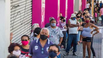 O auxílio emergencial, inicialmente de R$ 600 e depois reduzido à metade, foi um benefício pago pelo governo federal a 68,2 milhões de pessoas para amenizar os danos econômicos no combate à covid-19