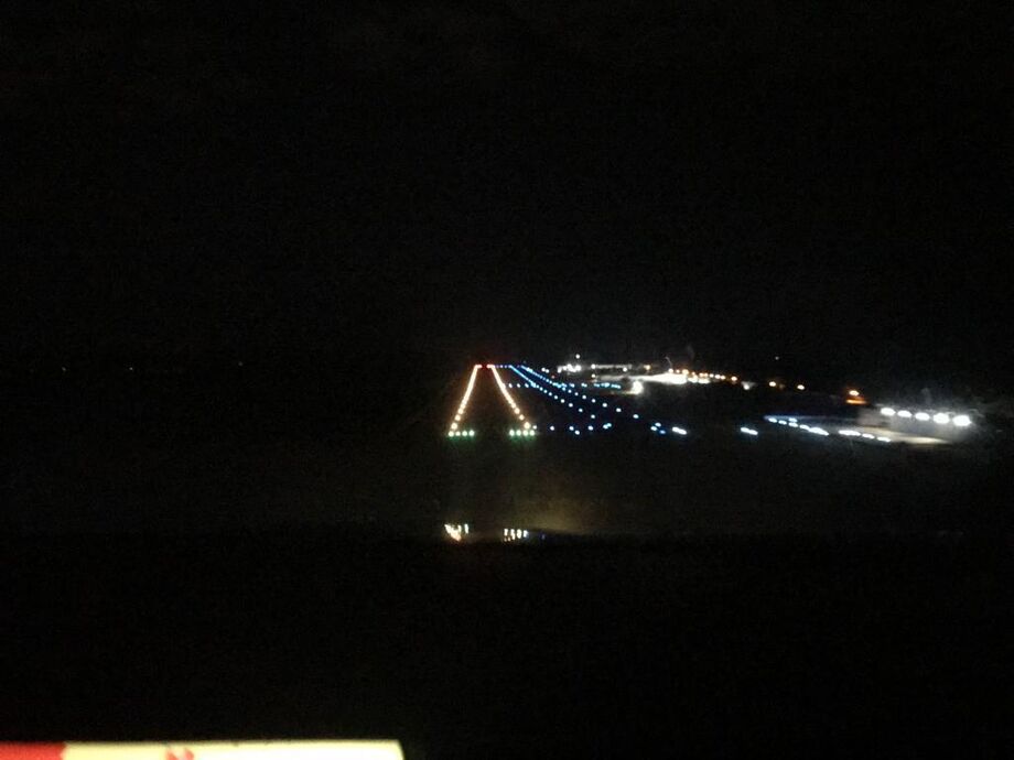 Foto Tirada da pista com a iluminação noturna