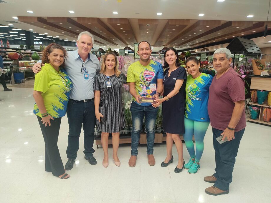 O Comper entregou o troféu