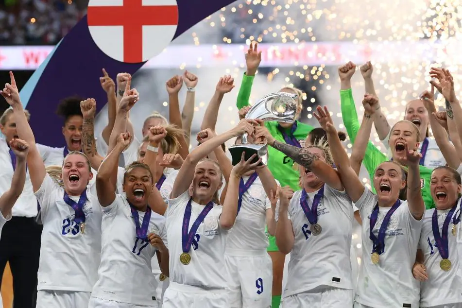 seleção inglesa venceu a Alemanha, maior campeã do torneio, por 2 a 1, com gol marcado na prorrogação