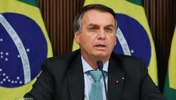 O presidente afirma com frequência que a população armada não será escravizada e já defendeu que seus apoiadores peguem em armas para preservar a democracia
