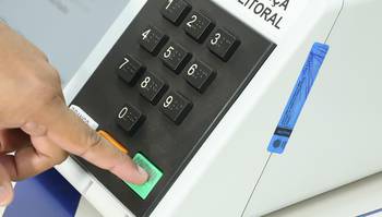 O fenômeno chamado de alienação eleitoral trata-se da soma das abstenções passiva - quando o eleitor deixa de comparecer à votação - e ativa - o total de brancos e nulos