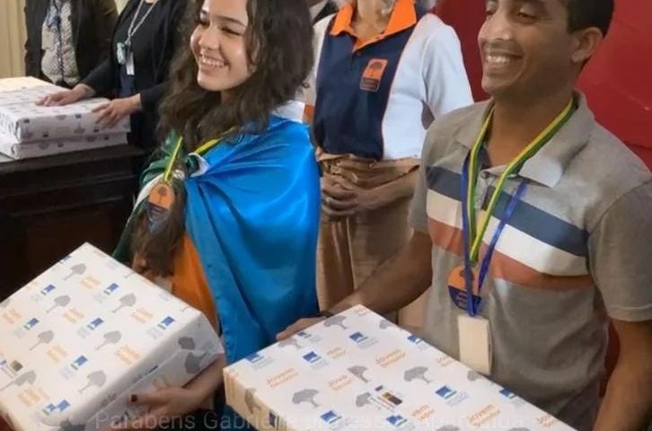 A estudante esteve participando de 27 a 1º de julho, de uma vivência da rotina legislativa. Acompanhada do seu orientador, o professor Claudomiro Almeida Santos
