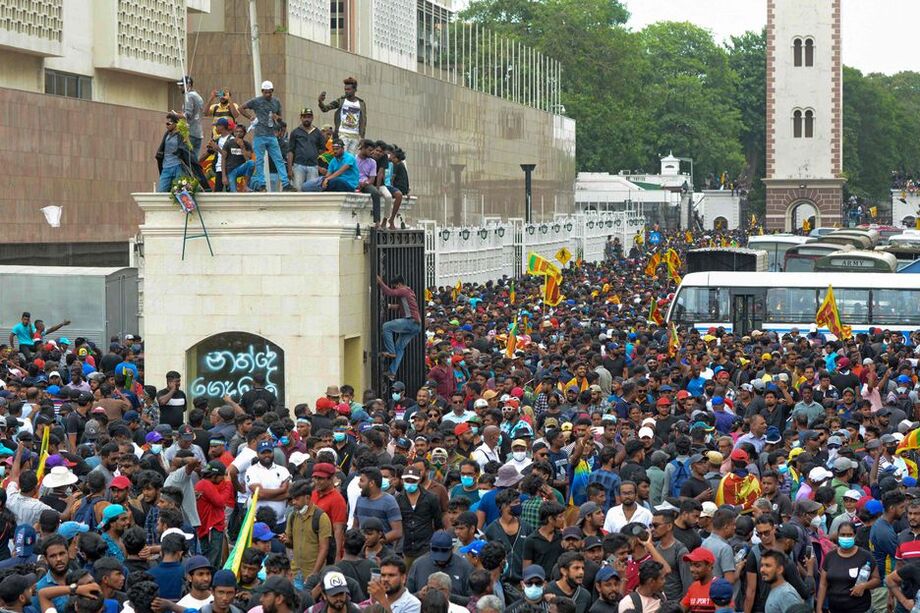 Milhares de manifestantes protestam no Sri Lanka contra o presidente Gotabaya Rajapksa em imagem deste sábado, 9. Residência oficial do presidente foi invadida