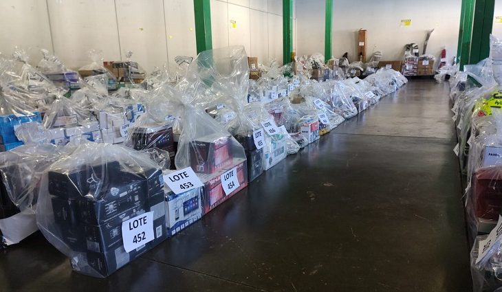 Os produtos leiloados são objetos de ações fiscais em que a pessoa teria a obrigação, mas desiste do pagamento. Com isso a mercadoria é recolhida para assegurar o pagamento do tributo.