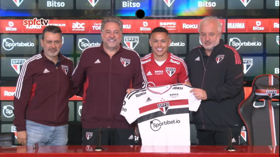 Com a camisa 95, ano de seu nascimento, Marcos Guilherme foi apresentado, nesta segunda-feira