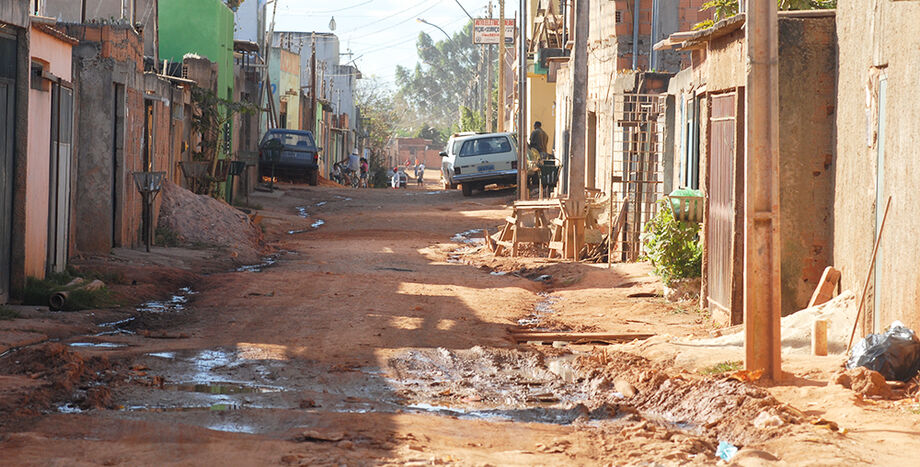Ao combinar redução de impostos com expansão de gastos sociais