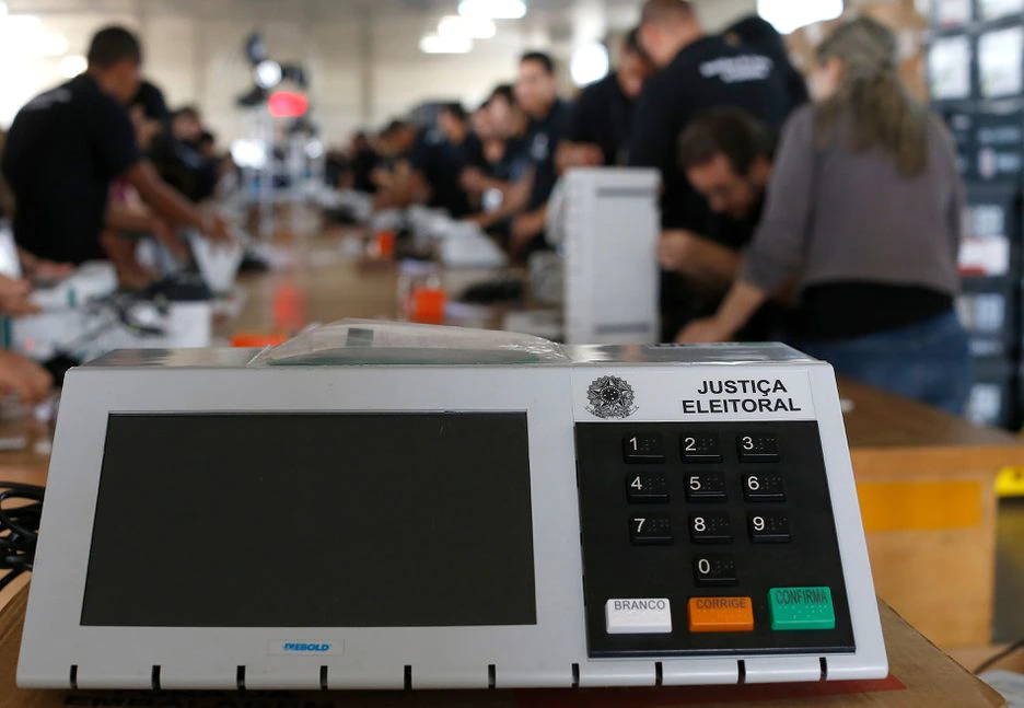 Urna eletrônica tem sido alvo de ataques e passou a ser defendida por juristas e empresários