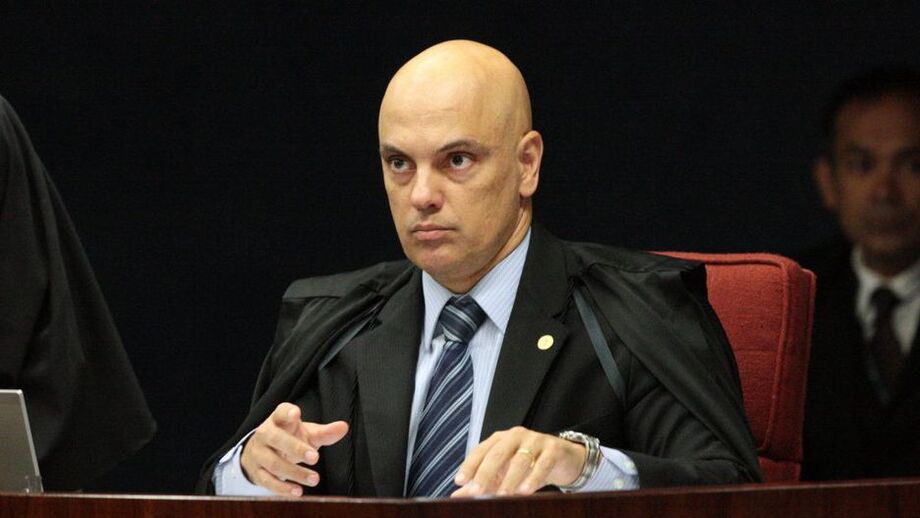 Em sua decisão, o ministro Alexandre de Moraes indicou que os elementos demonstram uma possível organização criminosa que tem por um de seus fins desestabilizar as instituições