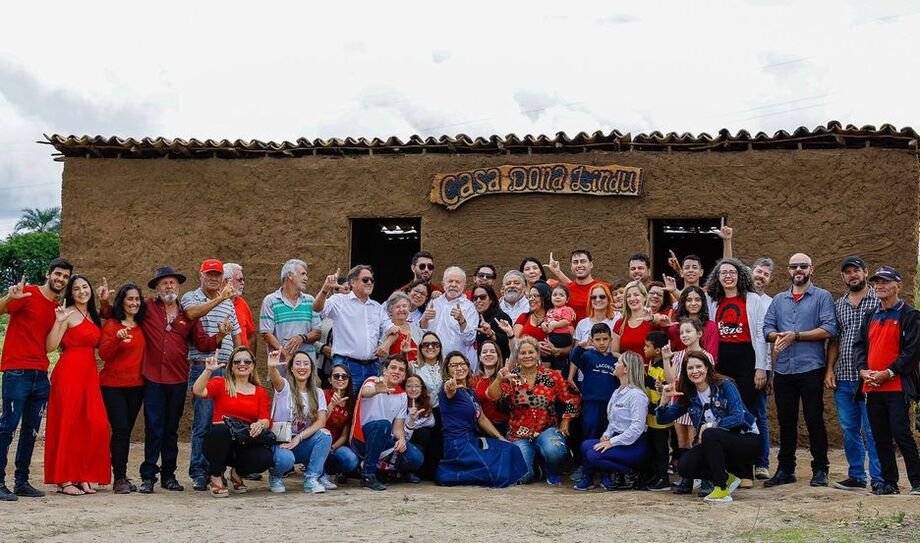 Lula (PT) em frente à réplica da casa em que viveu com a família até completar cinco anos, quando partiu para São Paulo