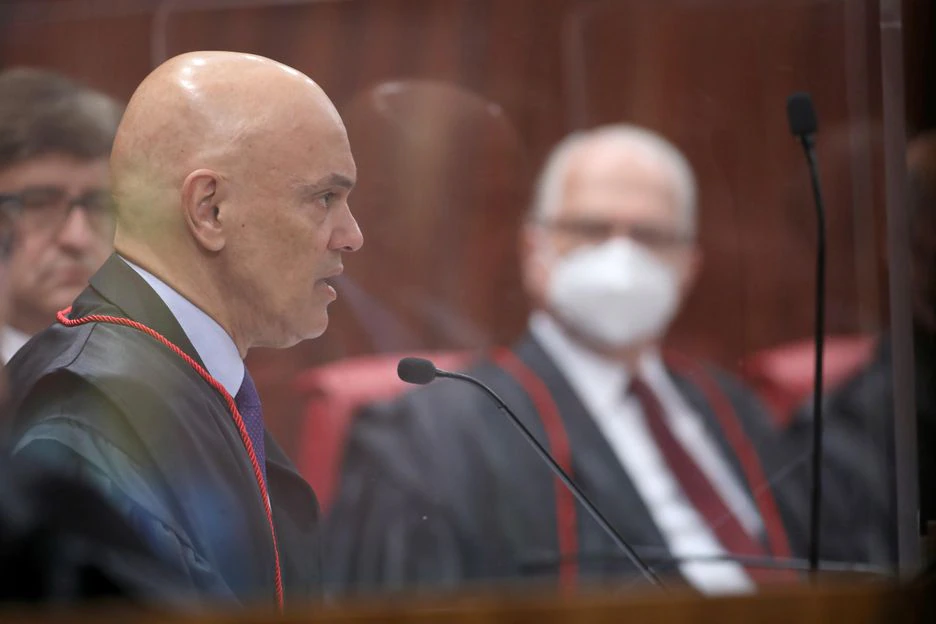 Sessão plenária do TSE, sob a presidência do ministro Edson Fachin. Em primeiro plano, o ministro Alexandre de Moraes, que assumirá o comando do tribunal em agosto