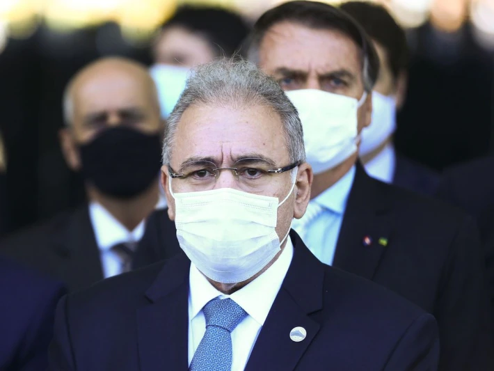 O ministro da Saúde, Marcelo Queiroga, e ao fundo o presidente Jair Bolsonaro