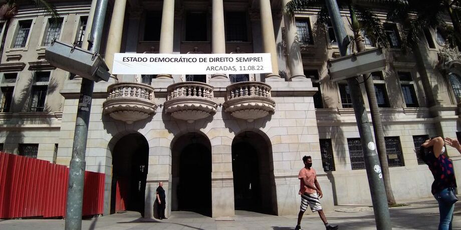 Fachada e pátio das arcadas da Faculdade de Direito da USP