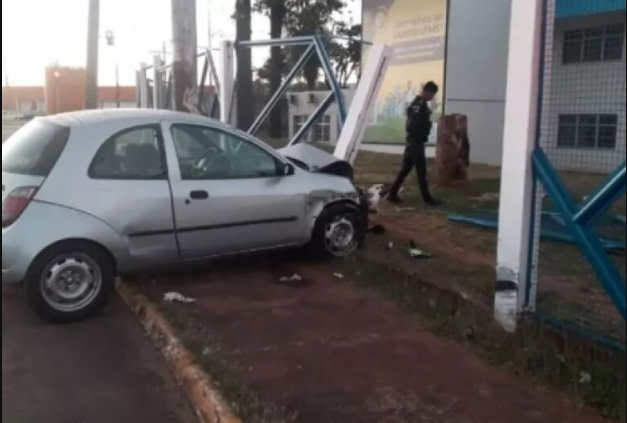 A frente do carro ficou destruída
