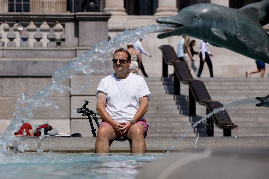 Homem se refresca em fonte em Londres, nesta segunda-feira, 18