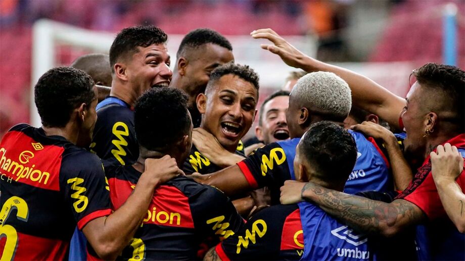 O Sport teve um primeiro tempo melhor e chegou a balançar as redes duas vezes, mas ambas em impedimento. Primeiro com Rafael Thyere completando cruzamento e, depois, com Vanegas mandando por cobertura