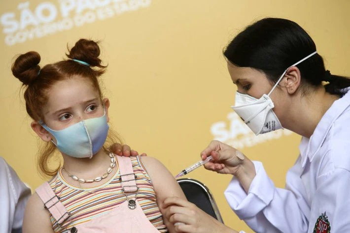 A queda na vacinação é medida pela vacina contra difteria, tétano e coqueluche (DTP3), usada como marcador de cobertura vacinal