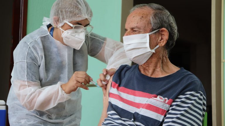 A vacina contra Influenza, que protege contra os vírus H1N1, H2N3 e Influenza B, sendo todos eles as cepas que estão circulando no momento